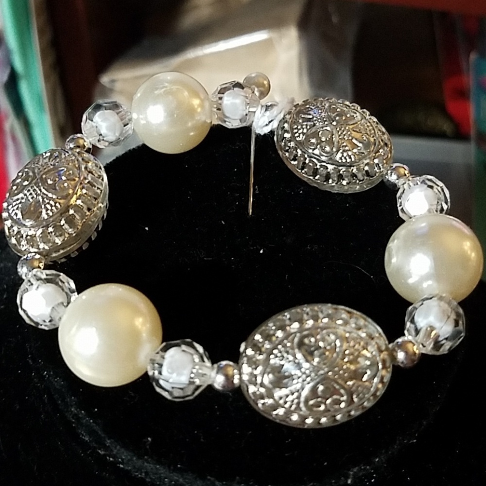 White & Silver Tone Beaded Stretchy Bracelet